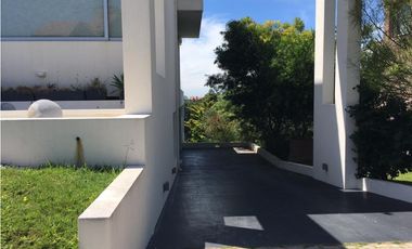 Moderna casa de diseño en Zona Iglesia. Espectaculares vistas Piscina.