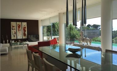 Moderna casa de diseño en Zona Iglesia. Espectaculares vistas Piscina.