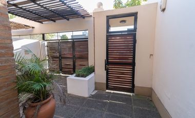 CASA EN BARRIO CANDIOTI CON COCHERA Y PILETA