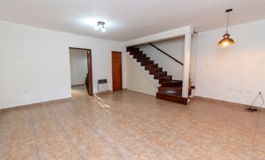 CASA EN BARRIO CANDIOTI CON COCHERA Y PILETA