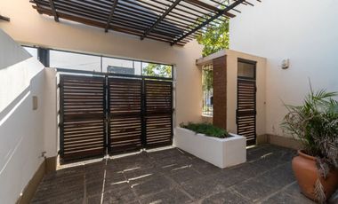 CASA EN BARRIO CANDIOTI CON COCHERA Y PILETA