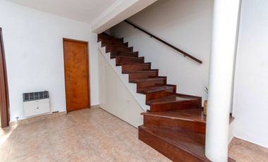 CASA EN BARRIO CANDIOTI CON COCHERA Y PILETA