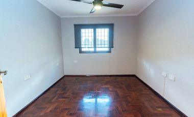 CASA EN BARRIO CANDIOTI CON COCHERA Y PILETA