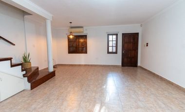 CASA EN BARRIO CANDIOTI CON COCHERA Y PILETA