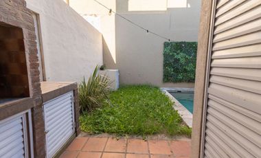 CASA EN BARRIO CANDIOTI CON COCHERA Y PILETA