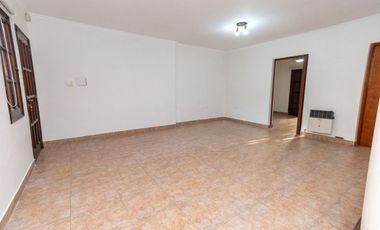 CASA EN BARRIO CANDIOTI CON COCHERA Y PILETA