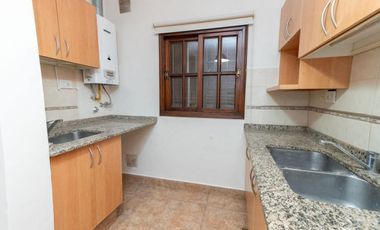 CASA EN BARRIO CANDIOTI CON COCHERA Y PILETA