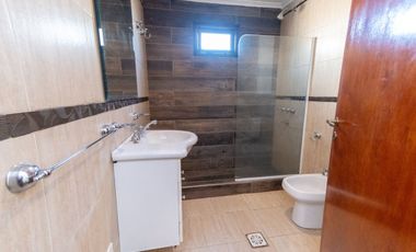 CASA EN BARRIO CANDIOTI CON COCHERA Y PILETA