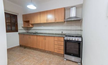 CASA EN BARRIO CANDIOTI CON COCHERA Y PILETA