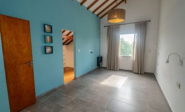 CHALET 4 AMBIENTES RECICLADO – LOS PINARES | Florisbelo 7200