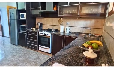 Casa en venta Buenos Aires 1004, 3 dorm + oficina, cocherA
