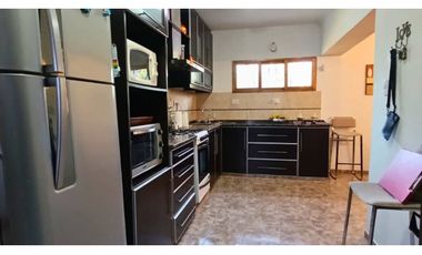 Casa en venta Buenos Aires 1004, 3 dorm + oficina, cocherA