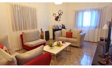 Casa en venta Buenos Aires 1004, 3 dorm + oficina, cocherA