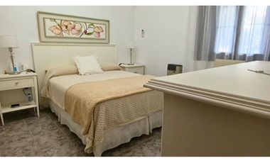 Casa en venta Buenos Aires 1004, 3 dorm + oficina, cocherA