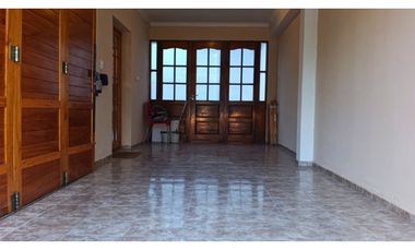 Casa en venta Buenos Aires 1004, 3 dorm + oficina, cocherA