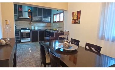 Casa en venta Buenos Aires 1004, 3 dorm + oficina, cocherA