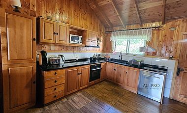 CASA Y CABAÑAS EN TERRENO CON PISCINA Y ENERGÍA SOSTENIBLE