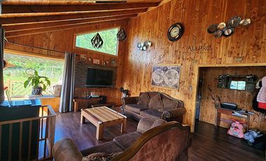 CASA Y CABAÑAS EN TERRENO CON PISCINA Y ENERGÍA SOSTENIBLE