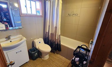 CASA Y CABAÑAS EN TERRENO CON PISCINA Y ENERGÍA SOSTENIBLE