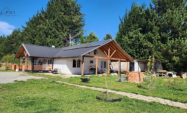 CASA Y CABAÑAS EN TERRENO CON PISCINA Y ENERGÍA SOSTENIBLE