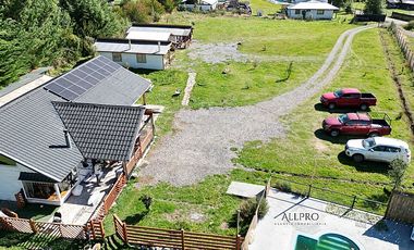 CASA Y CABAÑAS EN TERRENO CON PISCINA Y ENERGÍA SOSTENIBLE
