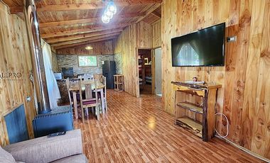 CASA Y CABAÑAS EN TERRENO CON PISCINA Y ENERGÍA SOSTENIBLE