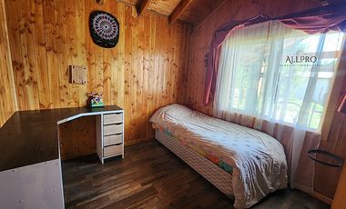 CASA Y CABAÑAS EN TERRENO CON PISCINA Y ENERGÍA SOSTENIBLE