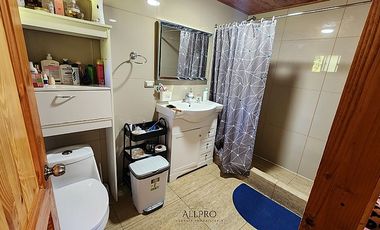 CASA Y CABAÑAS EN TERRENO CON PISCINA Y ENERGÍA SOSTENIBLE