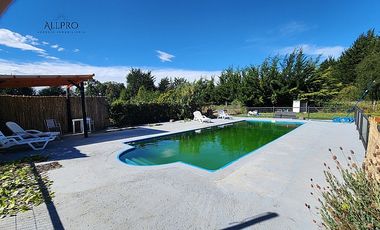 CASA Y CABAÑAS EN TERRENO CON PISCINA Y ENERGÍA SOSTENIBLE