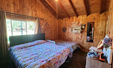 CASA Y CABAÑAS EN TERRENO CON PISCINA Y ENERGÍA SOSTENIBLE