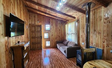 CASA Y CABAÑAS EN TERRENO CON PISCINA Y ENERGÍA SOSTENIBLE