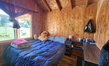 CASA Y CABAÑAS EN TERRENO CON PISCINA Y ENERGÍA SOSTENIBLE