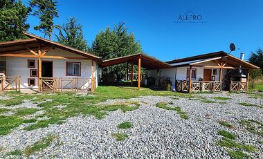CASA Y CABAÑAS EN TERRENO CON PISCINA Y ENERGÍA SOSTENIBLE