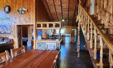 CASA Y CABAÑAS EN TERRENO CON PISCINA Y ENERGÍA SOSTENIBLE