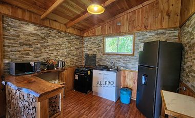 CASA Y CABAÑAS EN TERRENO CON PISCINA Y ENERGÍA SOSTENIBLE