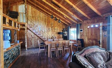 CASA Y CABAÑAS EN TERRENO CON PISCINA Y ENERGÍA SOSTENIBLE