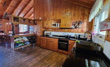 CASA Y CABAÑAS EN TERRENO CON PISCINA Y ENERGÍA SOSTENIBLE
