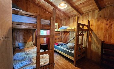 CASA Y CABAÑAS EN TERRENO CON PISCINA Y ENERGÍA SOSTENIBLE