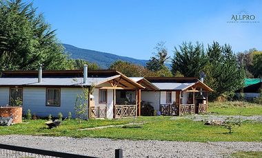 CASA Y CABAÑAS EN TERRENO CON PISCINA Y ENERGÍA SOSTENIBLE