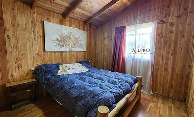 CASA Y CABAÑAS EN TERRENO CON PISCINA Y ENERGÍA SOSTENIBLE