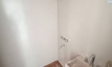 Departamento 2 dormitorios con balcón continuo y cochera