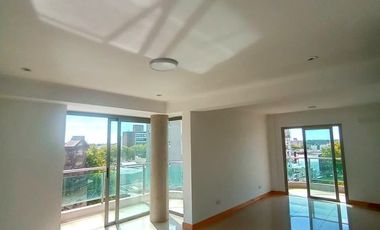 Departamento 2 dormitorios con balcón continuo y cochera
