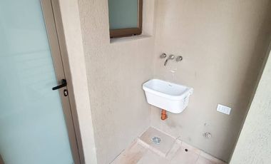 Departamento 2 dormitorios con balcón continuo y cochera