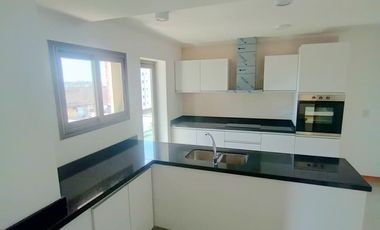 Departamento 2 dormitorios con balcón continuo y cochera