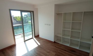 Departamento 2 dormitorios con balcón continuo y cochera
