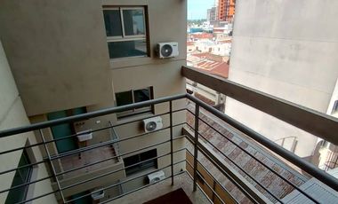 Departamento 2 dormitorios con balcón continuo y cochera