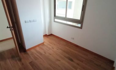 Departamento 2 dormitorios con balcón continuo y cochera