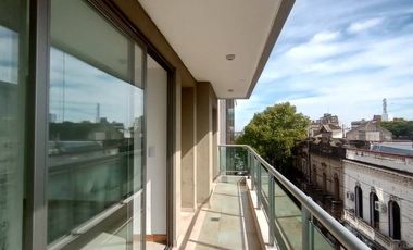 Departamento 2 dormitorios con balcón continuo y cochera
