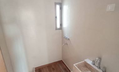 Departamento 2 dormitorios con balcón continuo y cochera