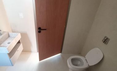 Departamento 2 dormitorios con balcón continuo y cochera